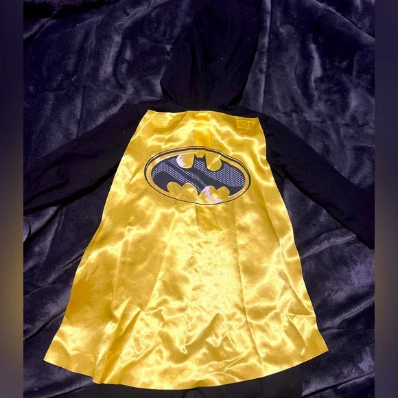 🌼 Baby Boy Batman Jumpsuit W/ Cape - Picture 2 of 3